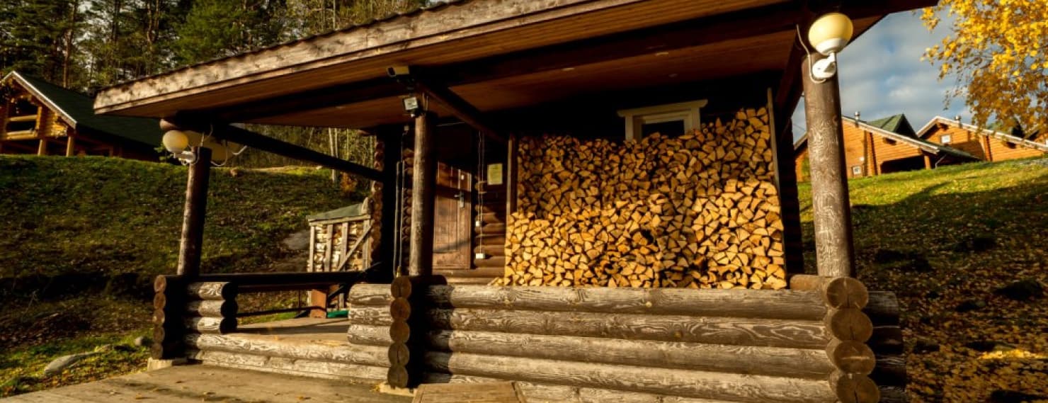 Дровяная баня на берегу залива